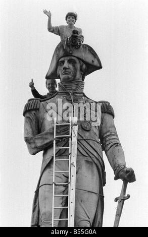 Lisa Dosell hilft ihrem Vater Reg Dosell Mai 1984 bereinigen Nelson s Spalte Stockfoto