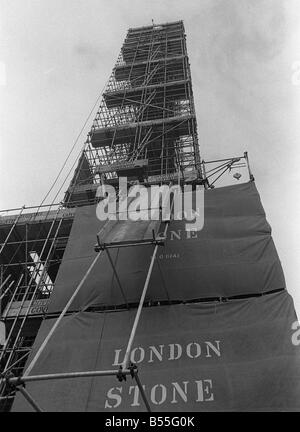 Nelsons Säule Trafalgar Square in London Februar 1968 Gerüst deckt Nelson s Spalte zu helfen bei der Reinigung von Taubenkot, die sich im Laufe des Jahres angesammelt haben Stockfoto