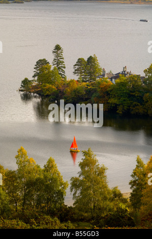 Kleine rote Segel schäbig vor auf Derwentwater See im Herbst Seenplatte Cumbria UK Stockfoto