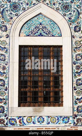 osmanischen Stil Fliesen auf das Fenster der Konak-Moschee in Izmir Türkei Stockfoto