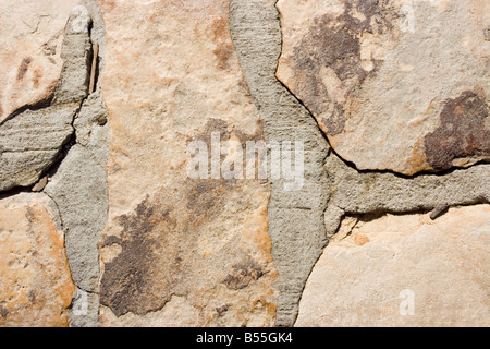 Eine Steinmauer-Textur, die miteinander verfugt worden Stockfoto