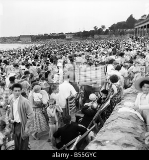 Urlaub Massen an Barry Island: die fantastischen Urlaub Menschenmassen stattfand Barry Island beach im Sturm für Pfingsten am Meer. Juni 1960 M4298-004 Stockfoto