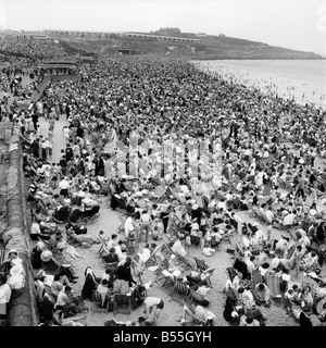 Urlaub Massen an Barry Island: die fantastischen Urlaub Menschenmassen stattfand Barry Island beach im Sturm für Pfingsten am Meer. Juni 1960 M4298 Stockfoto