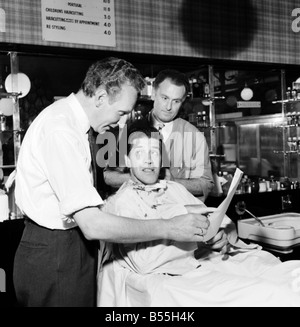 Barber Shop: Michael Holliday mit Haare schneiden bei Ronnies Streatham. Sidney Hayman, im Alter von 45, Pullman Gericht, Streatham, war Stockfoto