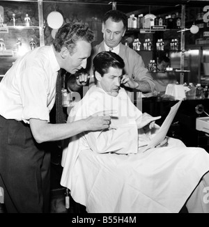 Barber Shop: Michael Holliday mit Haare schneiden bei Ronnies Streatham. Sidney Hayman, im Alter von 45, Pullman Gericht, Streatham, war Stockfoto