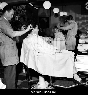 Barber Shop: Michael Holliday mit Haare schneiden bei Ronnies Streatham. Sidney Hayman, im Alter von 45, Pullman Gericht, Streatham, war Stockfoto