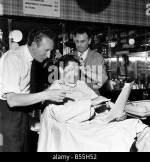 Barber Shop: Michael Holliday mit Haare schneiden bei Ronnies Streatham. Sidney Hayman, im Alter von 45, Pullman Gericht, Streatham, war Stockfoto