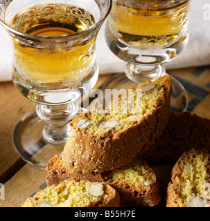 Zwei Gläser Wein gefüllt mit Vin Santo mit italienischer Mandel-Kekse Stockfoto