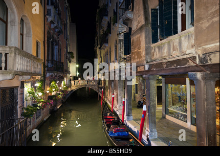 Gondel in der Nacht auf einem schmalen Kanal im Stadtteil San Marco, Venedig, Veneto, Italien Stockfoto