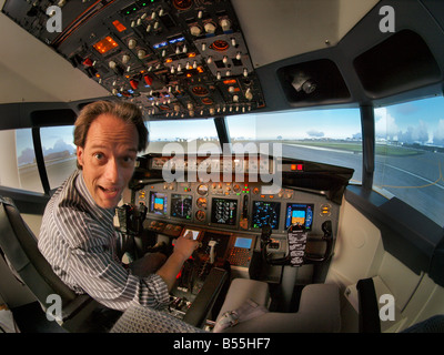 Flug Simulator Boeing 737 Cockpit pilot Seppe Flugplatz Noord Brabant Niederlande lustig fliegen lernen fisheye Stockfoto