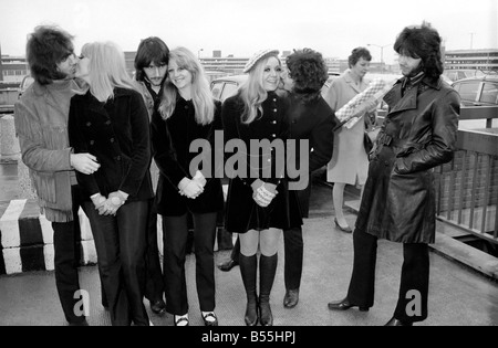 Unterhaltung: Musik-Pop-Gruppen: Tremeloes pop Gruppe verlassen London Flughafen Dublin - Weg von ihren Frauen gesehen. Von links nach rechts: Dave Munden und Andrea, Len Hawks und Carol, Alan Blakely und Lyn und Rick West, ohne Frau. Dezember 1969 Z11928 Stockfoto