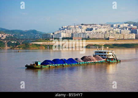 Voll beladen Lastkahn vorbei an der neuen Stadt oder Stadt der Fengdu höher auf der Bank der Yangzi-Fluss-China-JMH3365 neu Stockfoto