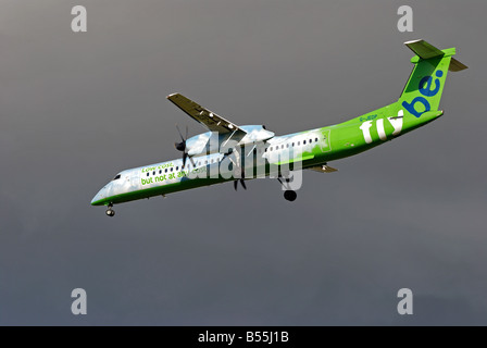 Flybe DHC Dash 8 Flugzeuge landen am internationalen Flughafen Birmingham UK Stockfoto