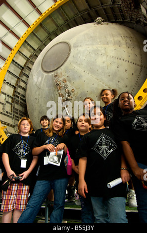 Klasse von glücklich Volksschule Grundschüler auf Schulausflug in die Saturn V Rakete Anzeige am Johnson Space Center Stockfoto