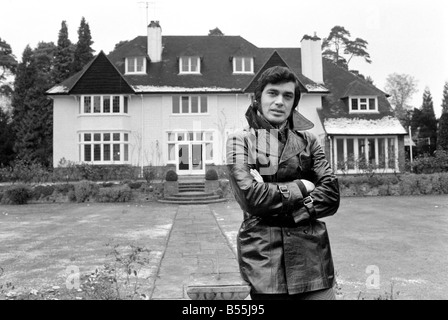 Engelbert Humperdinck das neue Zuhause in St. Gerorge Hill, Weybridge; Engelbert und Außenbereich des Hauses. Dezember 1969; Z12240-001 Stockfoto