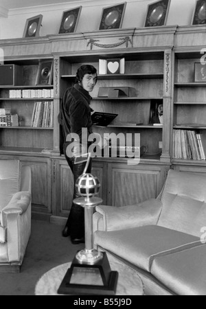 Engelbert Humperdinck das neue Zuhause in St. Gerorge Hill, Weybridge; Engelbert in seinem Stüberl, wo er seine goldenen Schallplatten und andere Auszeichnungen hält. Dezember 1969; Z12240-005 Stockfoto