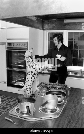 Engelbert Humperdinck das neue Zuhause in St. Gerorge Hill, Weybridge; Engelbert mit seinem Hund Dalmatiner in der Küche. Dec. 1969; Stockfoto