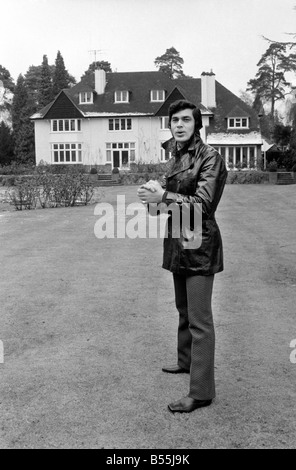 Engelbert Humperdinck das neue Zuhause in St. Gerorge Hill, Weybridge; Engelbert und Außenbereich des Hauses. Dezember 1969; Z12240-009 Stockfoto