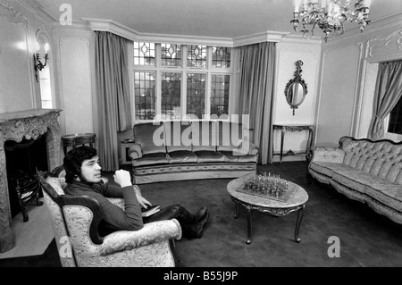 Engelbert Humperdinck das neue Zuhause in St. Gerorge "Hill,' Weybridge Engelbert in seiner gemütlichen Lounge. Dezember 1969 Stockfoto