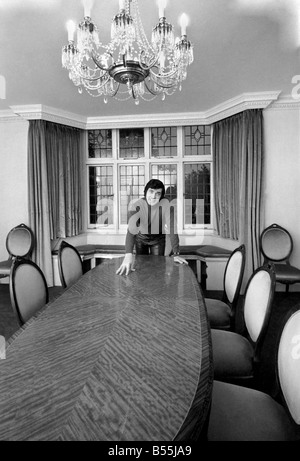 Engelbert Humperdinck das neue Zuhause in St. Gerorge "Hill,' Weybridg Esszimmer mit einem der vielen Kronleuchter. Dezember 1969 Stockfoto