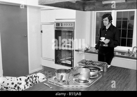 Engelbert Humperdinck das neue Zuhause in St. Gerorge "Hill,' Weybridge Engelbert mit seinem Hund in der Küche. Dezember 1969 Stockfoto