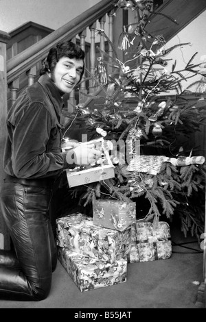 Engelbert Humperdinck abgebildet Weybridge Zuhause seine St. George Hill. Engelbert seinen Weihnachtsbaum zu verzieren. Dezember 1969 Stockfoto