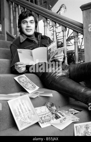 Engelbert Humperdinck abgebildet Weybridge Zuhause seine St. George Hill. ; Engelbert befasst sich mit ein paar seiner Weihnachtskarten. Dec. Stockfoto