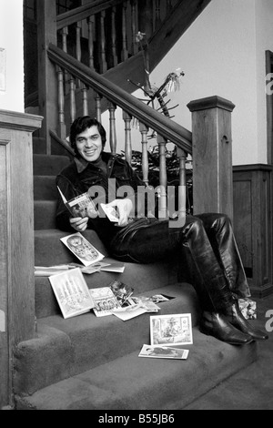 Engelbert Humperdinck abgebildet Weybridge Zuhause seine St. George Hill. ; Engelbert befasst sich mit ein paar seiner Weihnachtskarten. Dec. Stockfoto