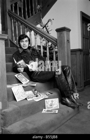 Engelbert Humperdinck abgebildet Weybridge Zuhause seine St. George Hill. ; Engelbert befasst sich mit ein paar seiner Weihnachtskarten. Dec. Stockfoto