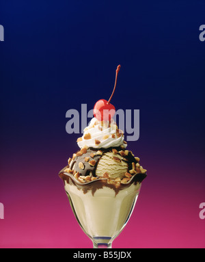 Hot fudge Eisbecher mit Kaffee-Eis, Walnuss Stücke, Schlagsahne und ein Sahnehäubchen. Stockfoto