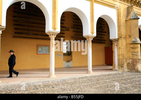 Spanischen Mann zu Fuß in den Patio de Los Naranjos - Orange Tree Hof, im Inneren der Mezquita von Cordoba, Spanien Stockfoto