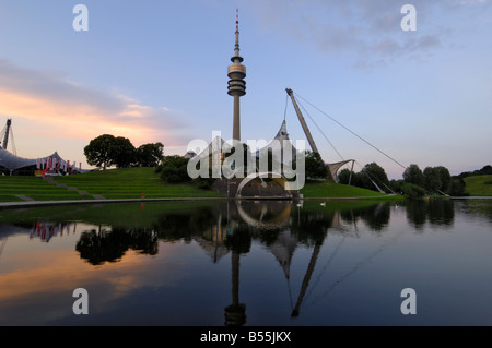 Olympiapark und Olympiaturm (Olympic Fernsehturm) in der Abenddämmerung, München, München, Bayern, Deutschland Stockfoto