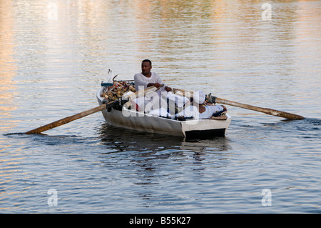 Ägyptische Männer fahren im Nasser-See, einem riesigen Stausee, einem der größten künstlichen Seen der Welt in Südägypten und im Nordsudan Stockfoto