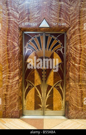 Aufzugstüren in der Art-deco-Lobby des Chrysler Building in New York Stockfoto