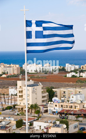 Griechische Fahnen über Protaras auf der östlichen Mittelmeer Insel Zypern EU Stockfoto