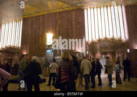 Besucher der Art-deco-Lobby des Chrysler Building in New York Stockfoto