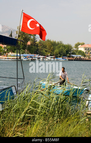 Türkischer Mann Zeilen kleines Boot über am Fluss Dalyan Türkei Stockfoto