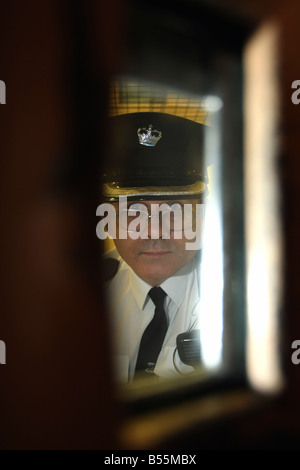 Gefängnis Officer Blick durch eine Zellentür in 'A' Hall in Craiginches Gefängnis in Aberdeen City, Schottland, Großbritannien Stockfoto