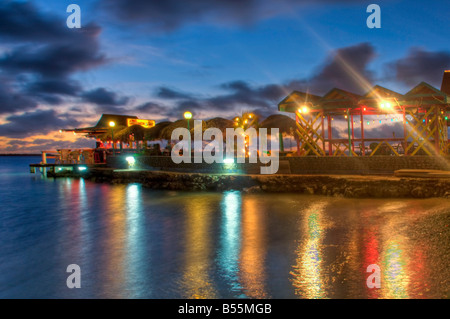 Antillen Bonaire Kralendijk Strandbar bei Sonnenuntergang Stockfoto