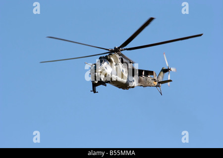 Schuss der fliegenden Angriff Hubschrauber - Kampfhubschrauber - Streitkräfte - Aircraft Bewaffnung - Modell des Hubschraubers - MI 24V, mi35 Stockfoto