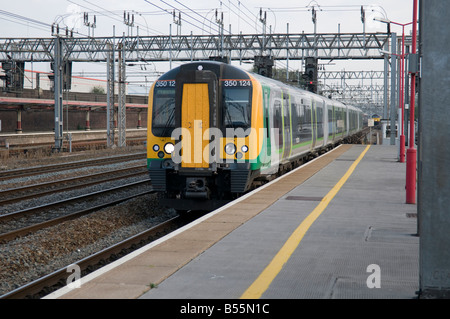 London Midland Railway Pendler Zug am Bahnhof von Crewe UK Stockfoto