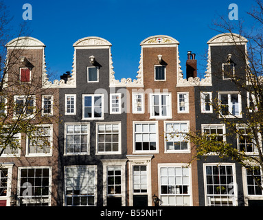 Detail der Satteldächer auf alten historischen Häuser in Amsterdam Niederlande 2008 Stockfoto