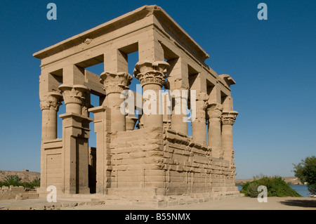 Die Trajan Kiosk hypaethral Tempel an den römischen Kaiser Trajan in Philae Tempel auf der Insel Agilkia im Reservoir der Assuan Staudamm in Ägypten zugeschrieben Niedrig Stockfoto