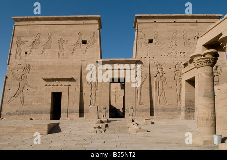 Hieroglyphische Reliefs am Tor des Königs Nectanebo II, in Philae Tempel auf der Insel Agilkia im Reservoir der Assuan Staudamm in Ägypten zu niedrig Stockfoto