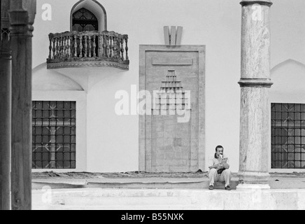 Sarajevo, Bosnien und Herzegowina. Gazi Husrev beg Moschee. Mann auf Schritte lesen Stockfoto