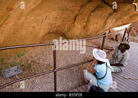 Namibische Reiseführer zeigt die weiße Dame Buschmann-Malerei den europäischen Touristen im Brandberg Gebirgsmassiv Damaraland Namibia Stockfoto