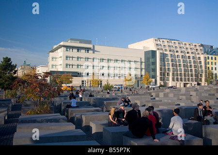 Berlin Holocaust Memorial Beton Fünfergruppe vom Architekten Peter Eisenmann Hintergrund neue amerikanische Botschaft Stockfoto