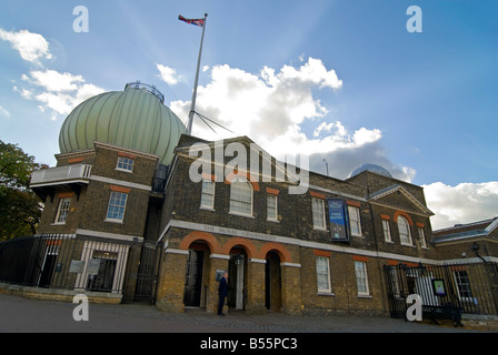 Horizontalen Weitwinkel von der Außenseite des Royal Greenwich Observatory in Greenwich Park mit niedrigen hinter der Sonne Stockfoto