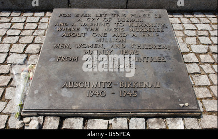 Gedenktafel zum Gedenken an die KZ-Opfer im ehemaligen KZ Auschwitz II (Birkenau) Stockfoto