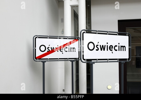 Zwei Wegweiser von Oswiecim besser bekannt als Auschwitz Stockfoto